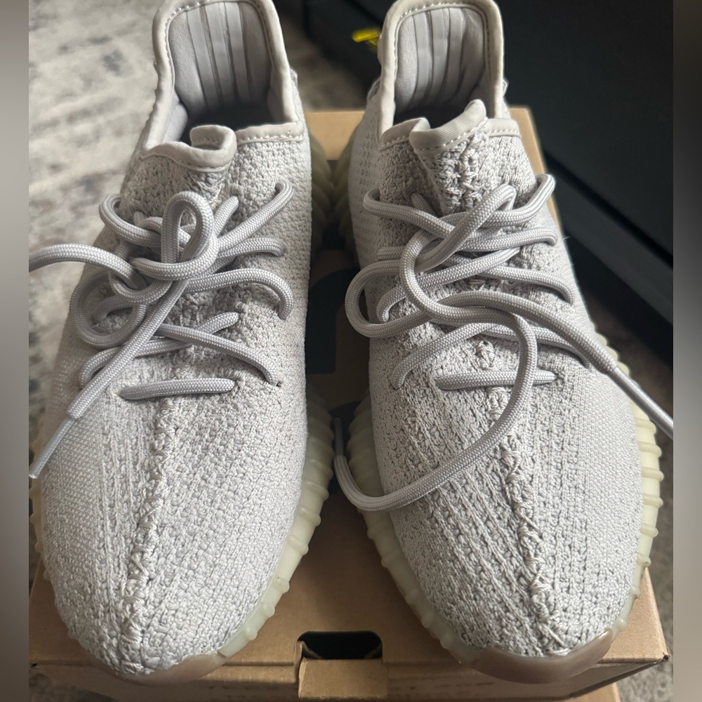 Adidas Yeezy Boost 350 V2 Box